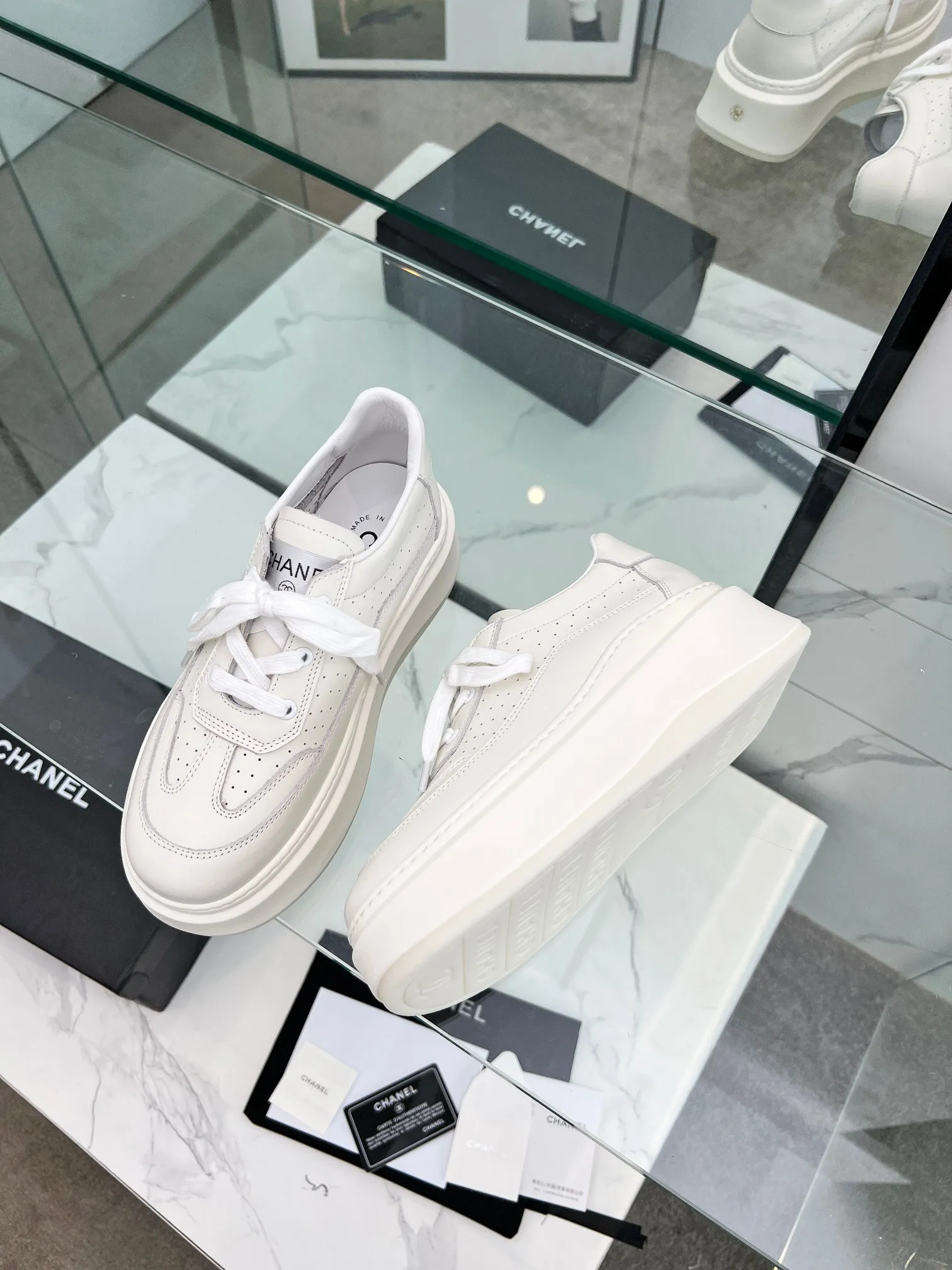 👟👟Ex-factory price 540👟👟 Super popular Chanel Chanel 2024 new casual sports shoes and sneakers. Hard to find at the counter. Super beautiful color. Very versatile. Super comfortable. Full of small fragrance. Classic, durable and versatile. The upper is made of spliced materials, real cowhide, sheepskin lining, original pU+Tpa sole, good resilience. Wear light, white, white and black, white and yellow code number: 35-40